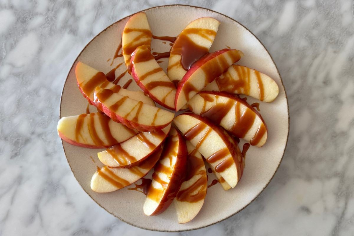 Apple slices drizzled with caramel sauce