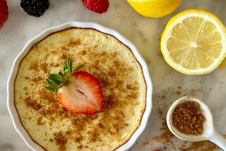 Cheesecake with crushed graham crackers and fruit