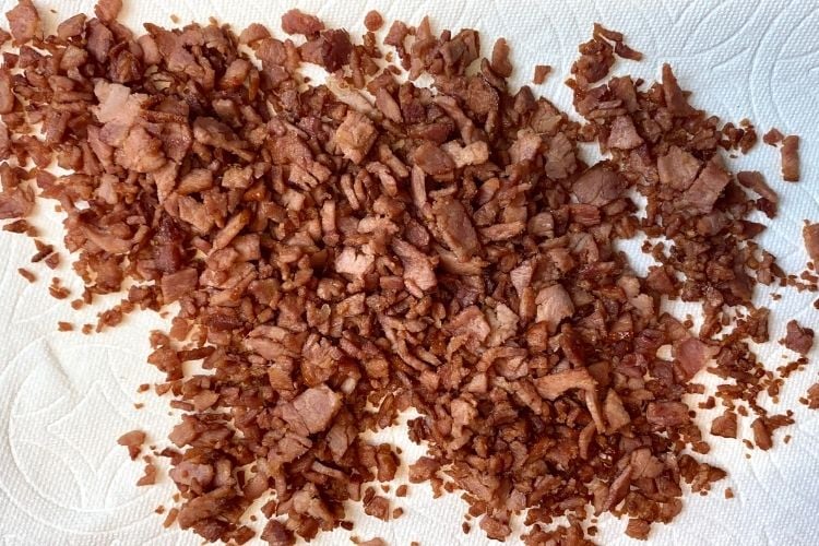 Cooked bacon on paper towel