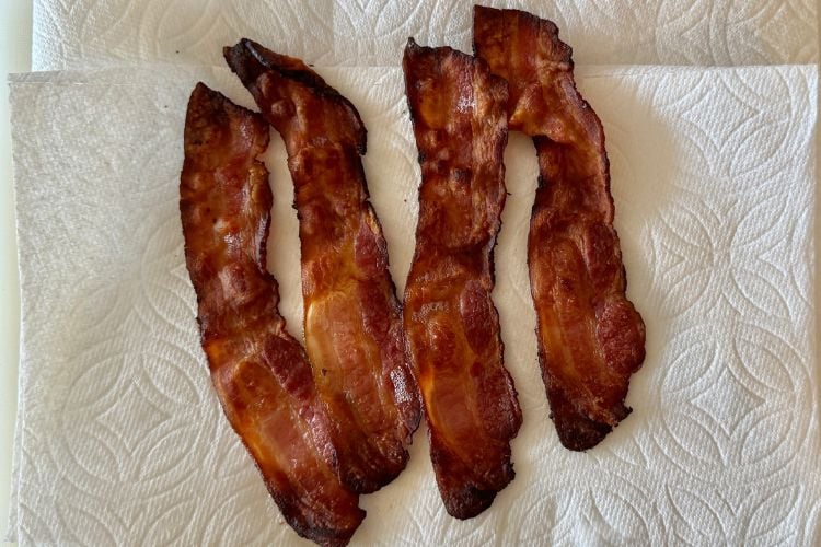 Cooked bacon on paper towels