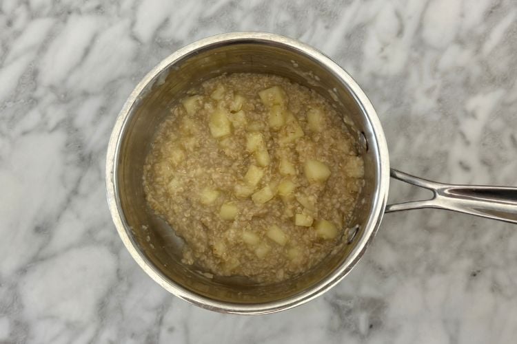 Cooked oats and apples