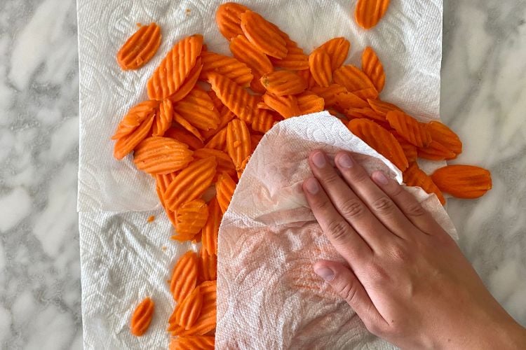 Dry carrot chips with paper towels