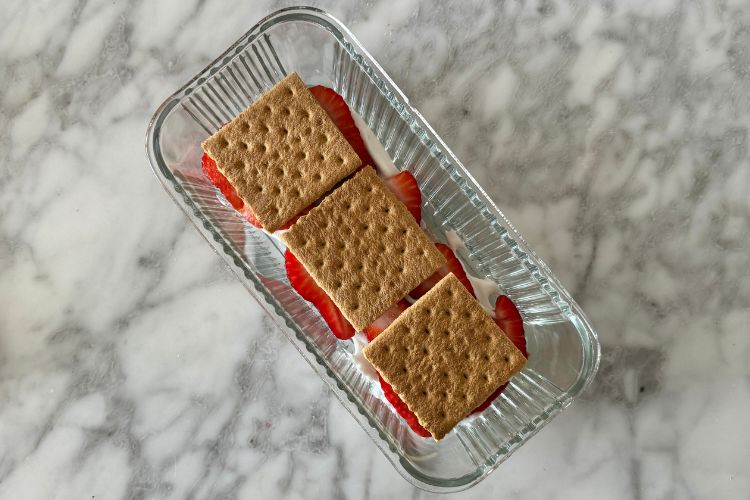 Graham cracker squares layer