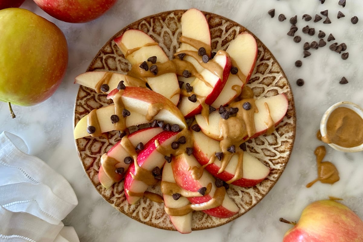 Healthy apple nachos with peanut butter and chocolate chips