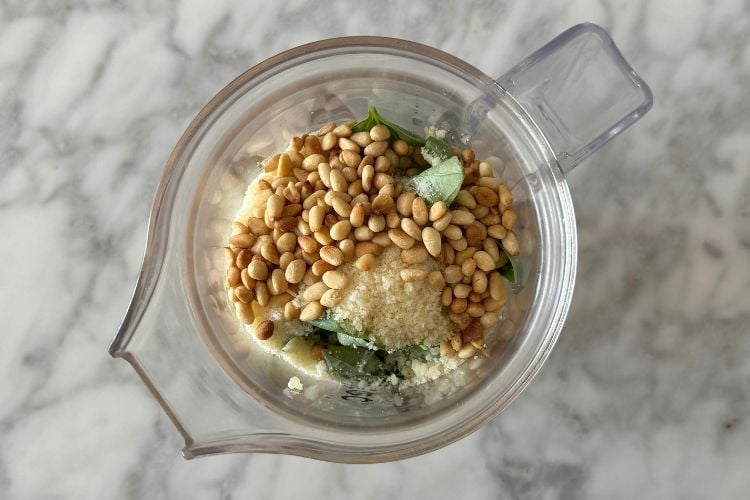 Healthy pesto in blender
