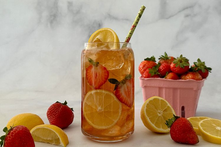 Kombucha mocktail with lemon and strawberries