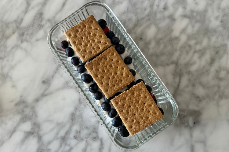 Layer of graham crackers