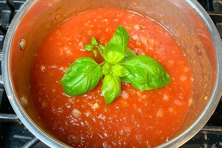 Marinara sauce with basil