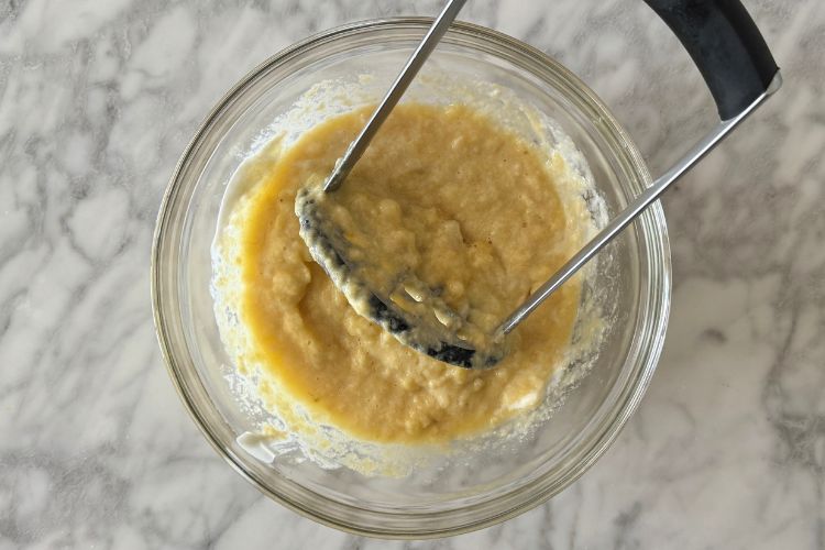 Mashed bananas in bowl