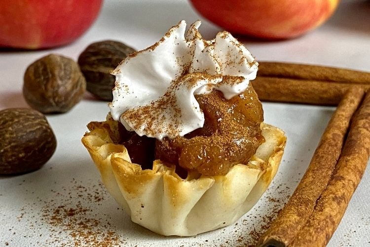 Mini pie tart with apple butter