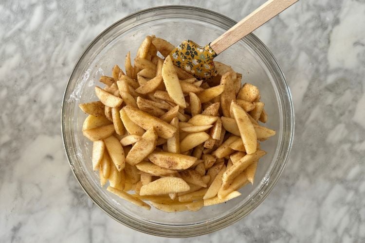 Mixed apple slices in bowl
