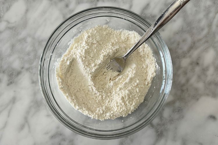 Mixed flour with baking powder and salt