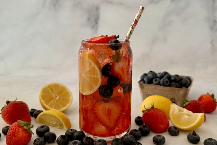Mocktail with berries and kombucha
