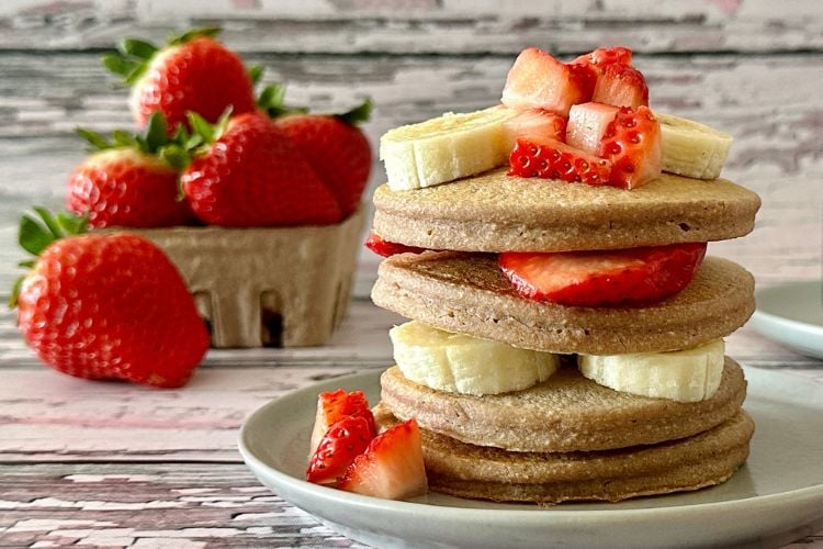 Pancakes with strawberries and bananas