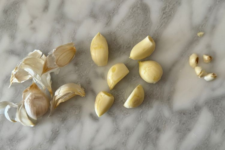 Peeled garlic cloves