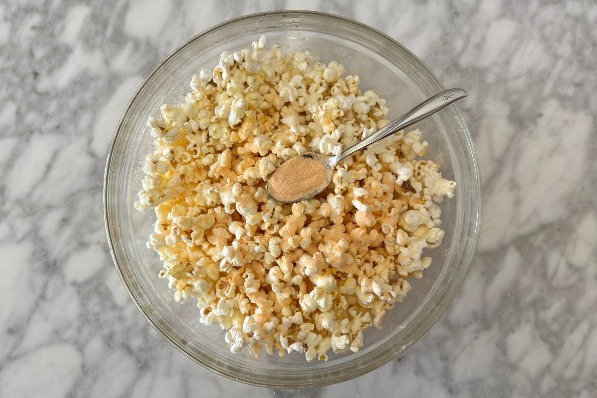 Protein popcorn with cheddar cheese powder