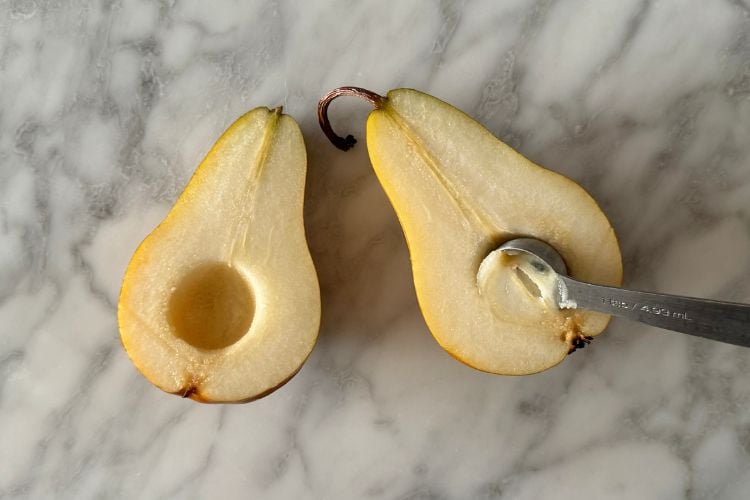 Remove the seeds of the pear