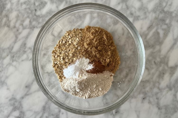 Rolled oats and oat flour in bowl