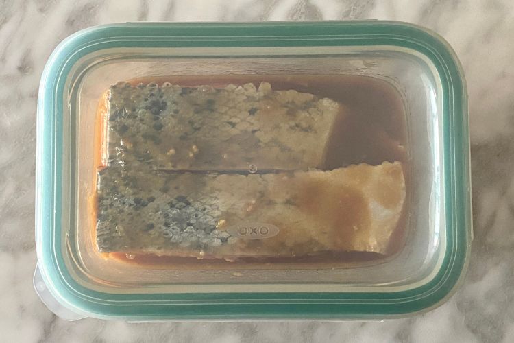 Salmon with marinade and lid