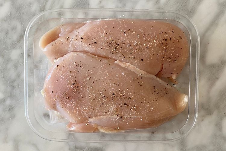 Seasoned chicken with salt and pepper