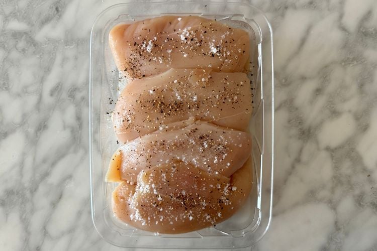 Seasoned chicken with salt and pepper