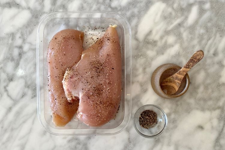 Seasoned chicken with salt and pepper