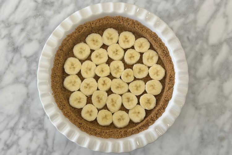 Sliced bananas in banana cream pie