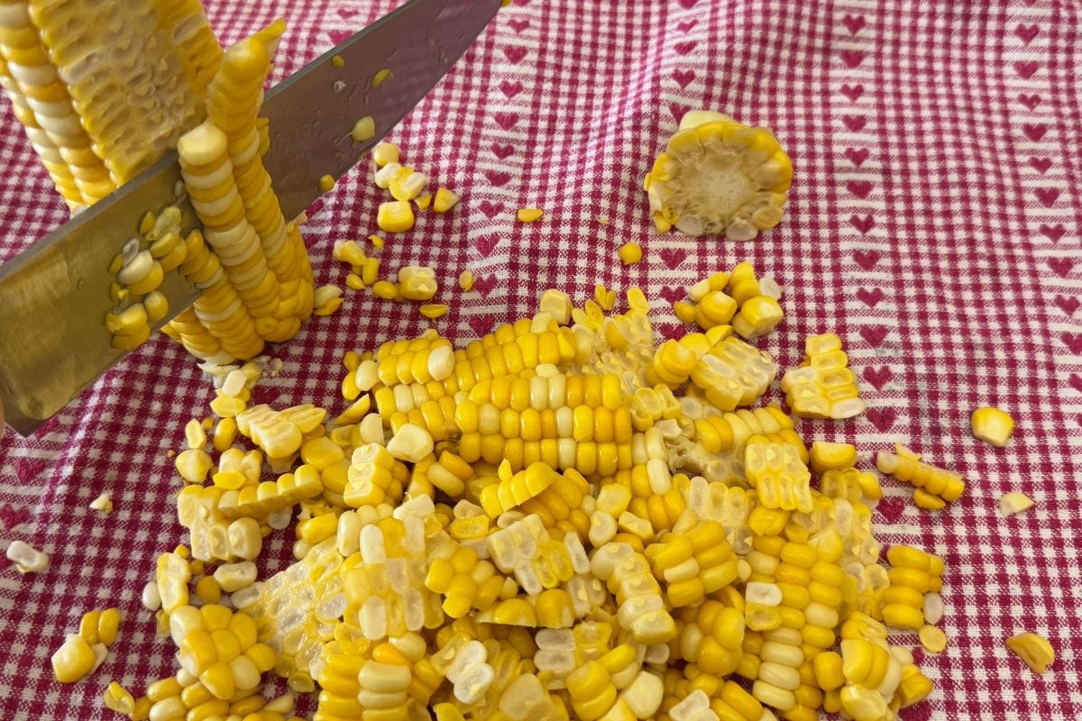 Slicing corn off the cob