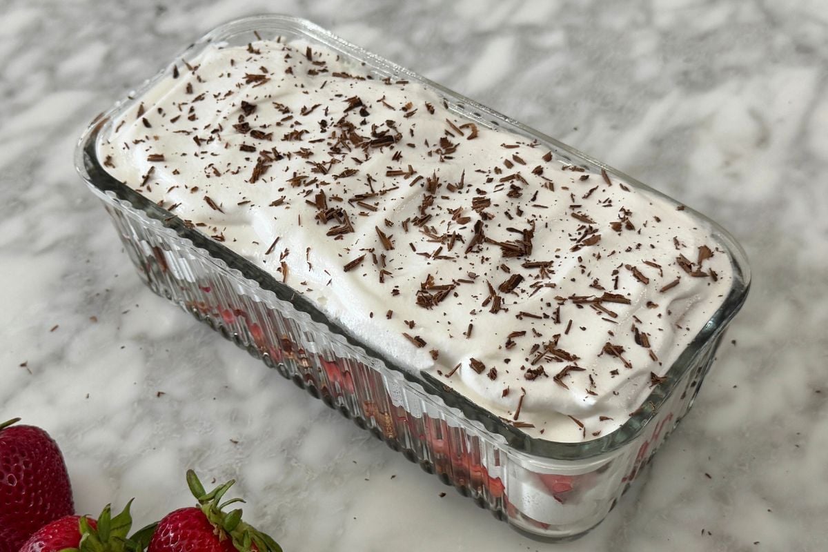 Strawberry icebox cake with chocolate shavings