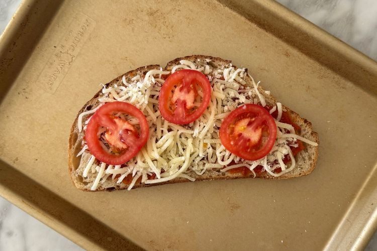 Toasted bread with cheese and tomatoes