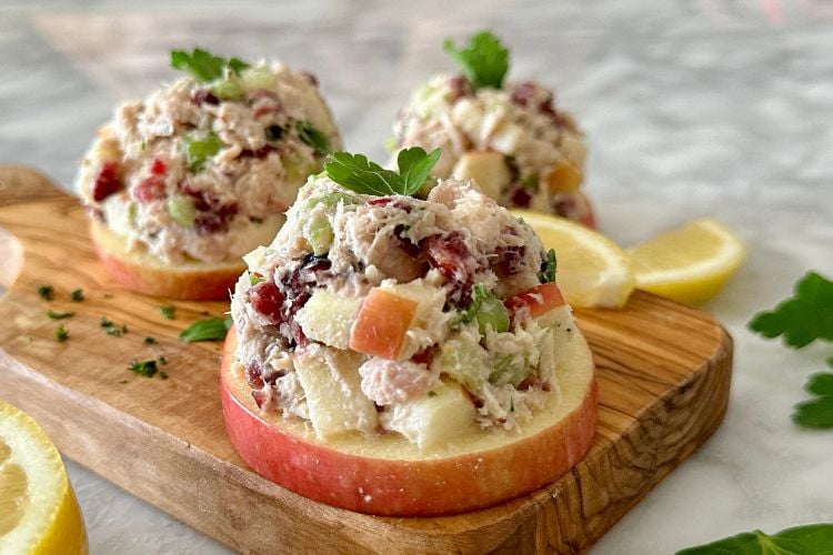 Tuna salad served on apple slices
